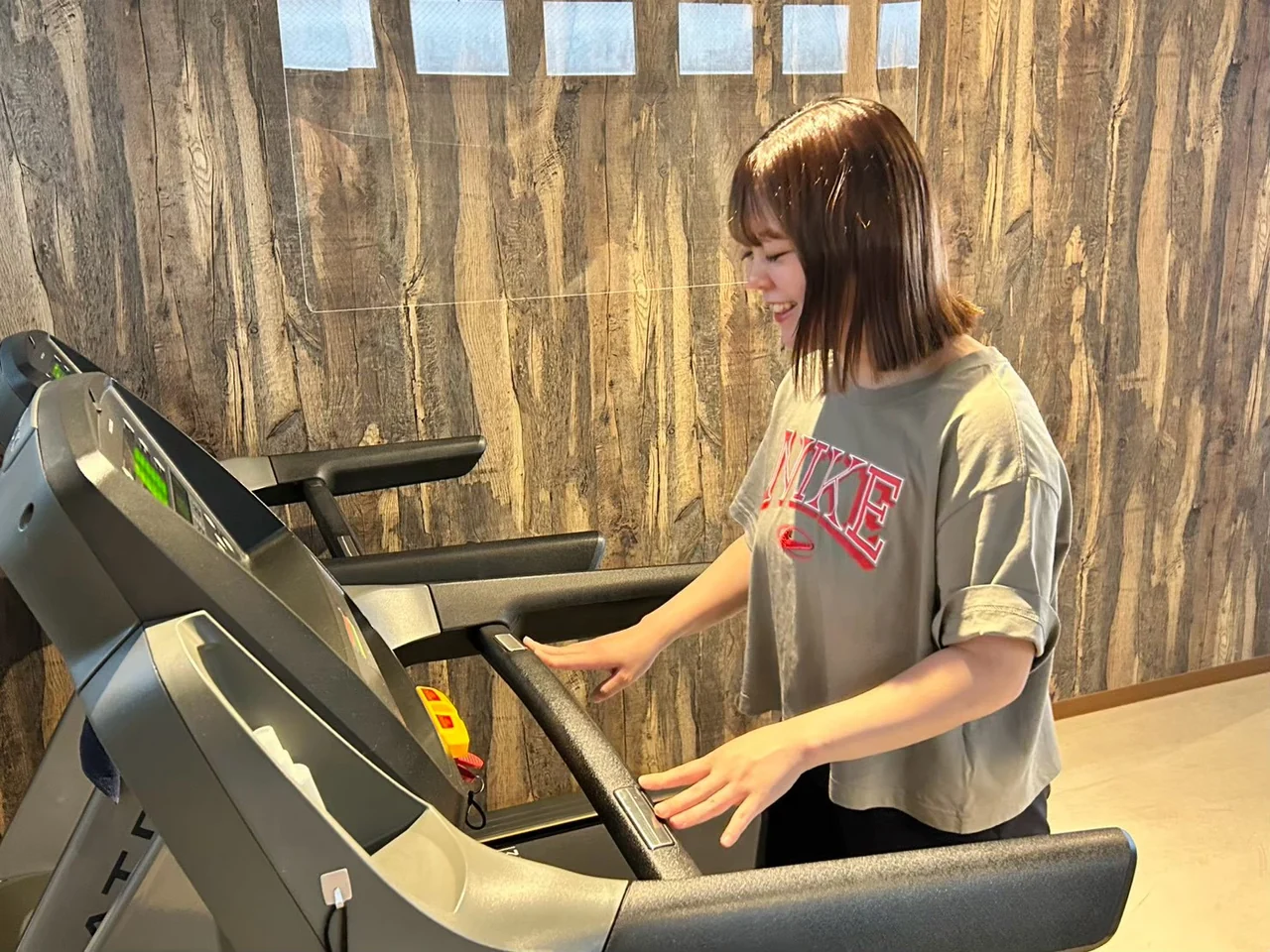 梅ヶ丘店で笑顔でランニングマシンを使う女性