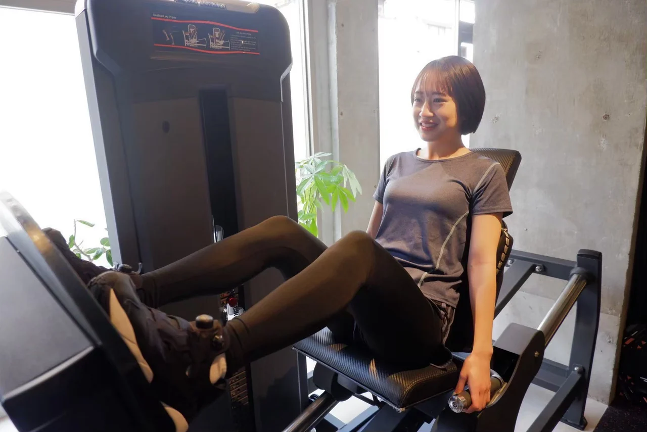 梅ヶ丘店でレッグプレスに取り組む女性